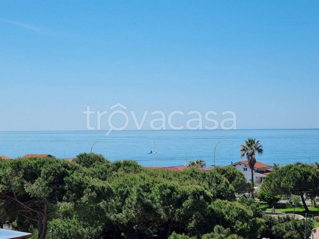 appartamento in vendita a Massa in zona Marina dei Ronchi