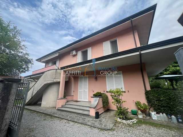 casa indipendente in vendita a Massa in zona Marina di Massa