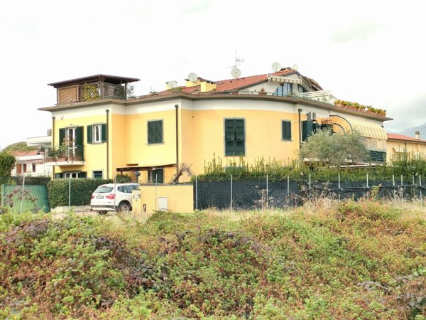 appartamento in vendita a Massa in zona Marina di Massa