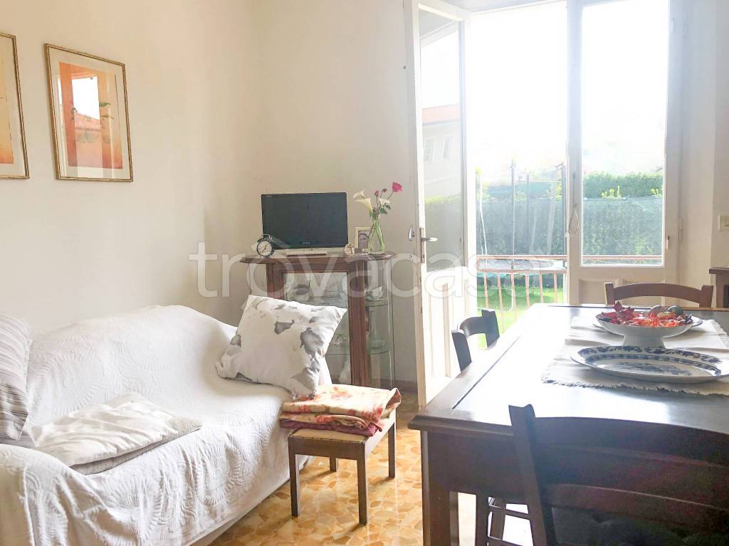 casa indipendente in vendita a Massa in zona Marina di Massa