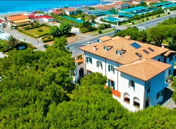 villa in vendita a Massa in zona Marina di Massa