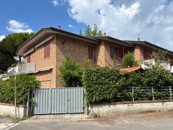 casa indipendente in vendita a Massa in zona Marina di Massa