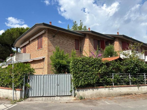 casa indipendente in vendita a Massa in zona Marina di Massa