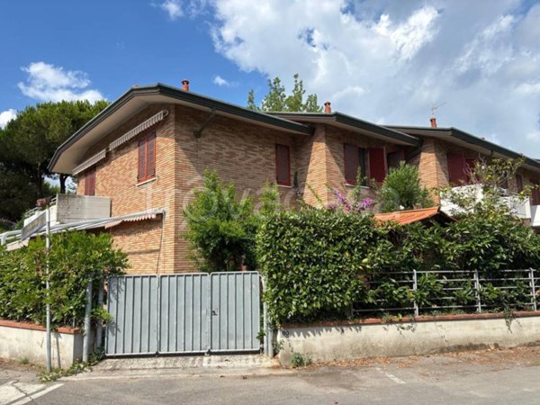 casa indipendente in vendita a Massa in zona Marina di Massa