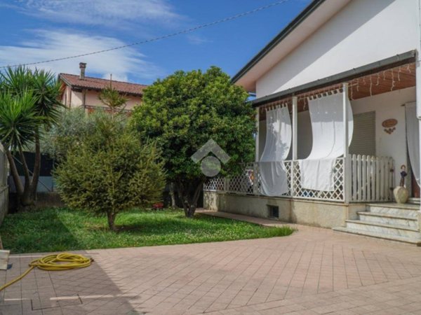 casa indipendente in vendita a Massa in zona Marina di Massa