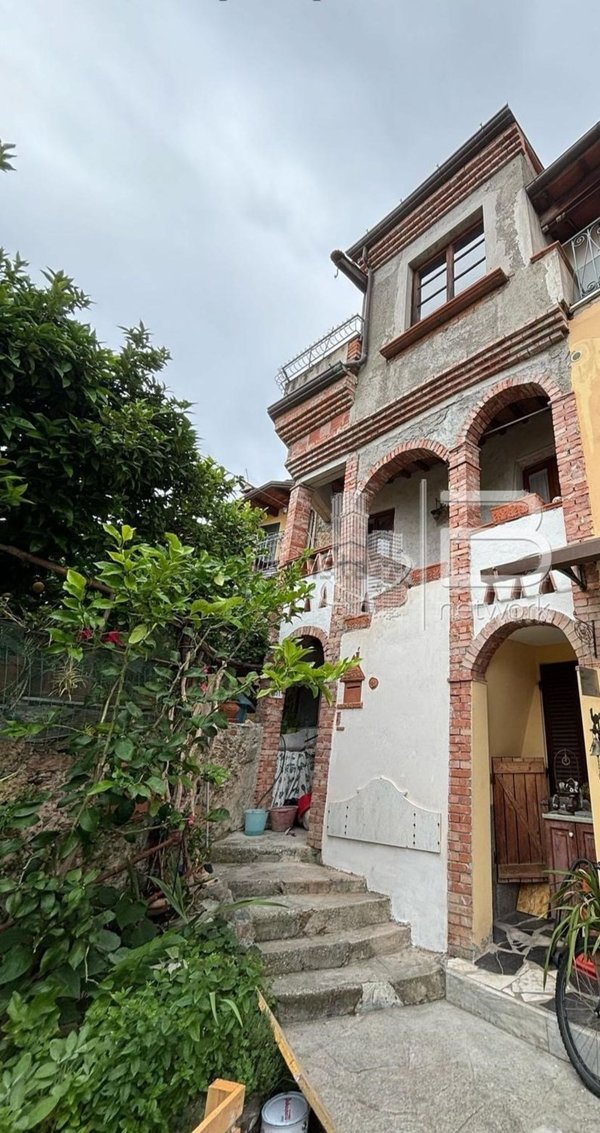 casa indipendente in vendita a Massa in zona Centro Storico