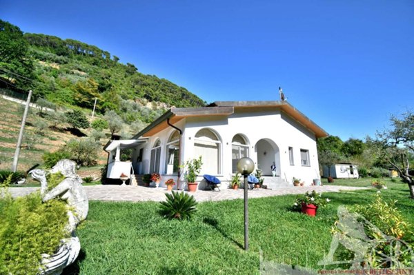 casa indipendente in vendita a Massa in zona Romagnano