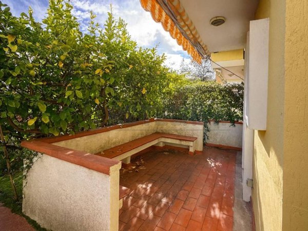 casa indipendente in vendita a Massa in zona Marina dei Ronchi