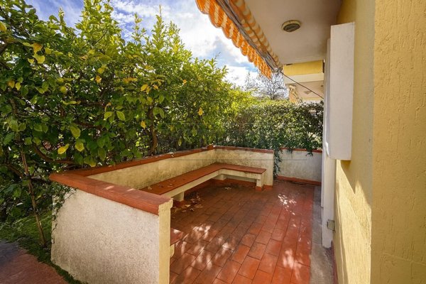 casa indipendente in vendita a Massa in zona Marina dei Ronchi