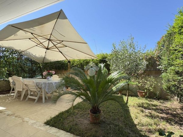casa indipendente in vendita a Massa in zona Marina di Massa