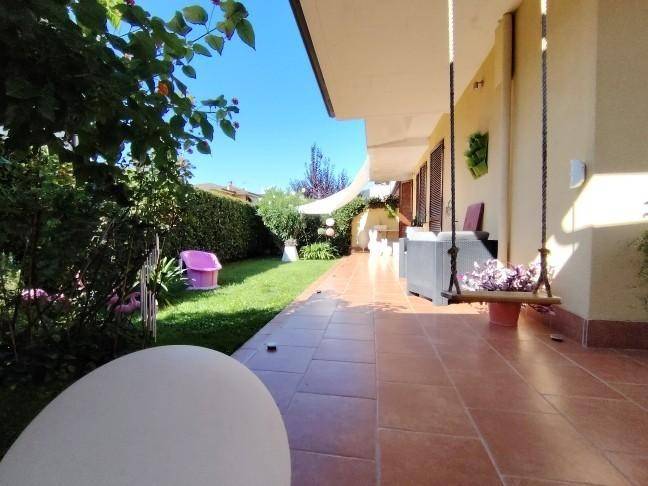 casa indipendente in vendita a Massa in zona Marina dei Ronchi
