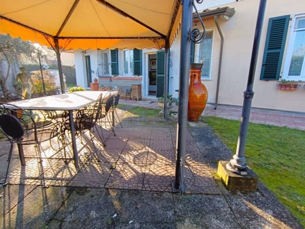 casa indipendente in vendita a Massa in zona Marina di Massa