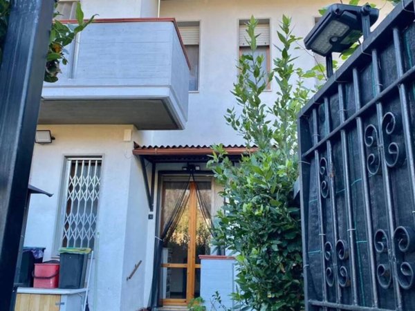 casa indipendente in vendita a Massa in zona Marina di Massa