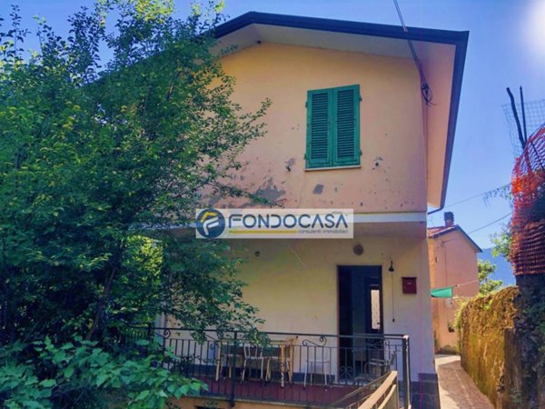 casa indipendente in vendita a Massa in zona Casania