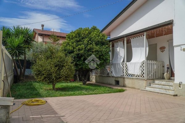 casa indipendente in vendita a Massa in zona Marina di Massa