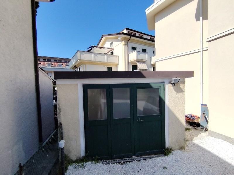 casa semindipendente in vendita a Massa in zona Marina di Massa