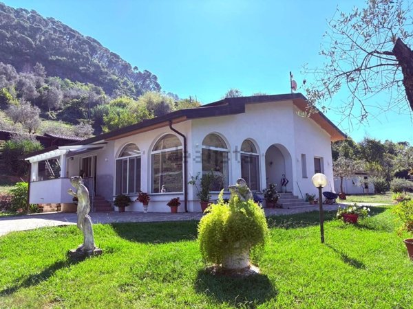 casa indipendente in vendita a Massa in zona Mirteto