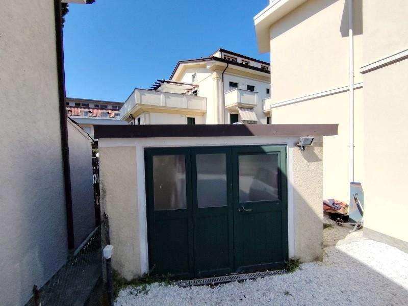 casa semindipendente in vendita a Massa in zona Marina di Massa