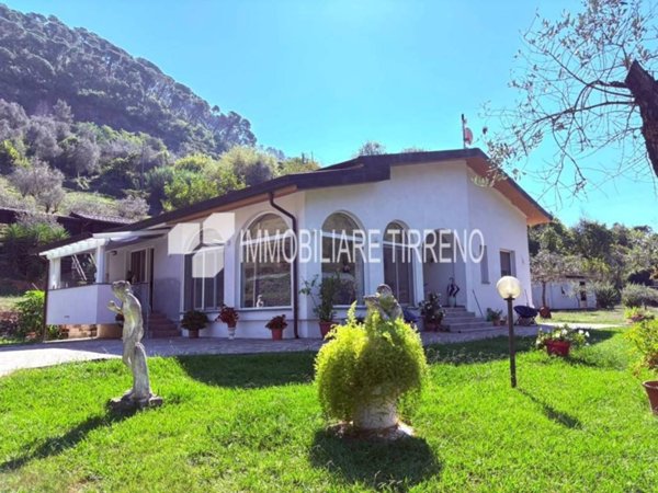 casa indipendente in vendita a Massa in zona Mirteto