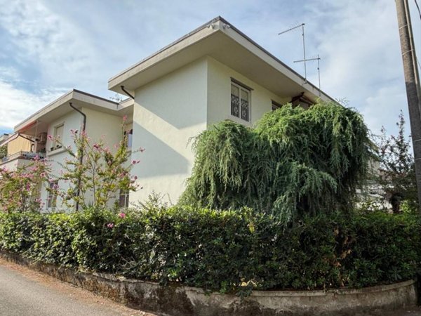 appartamento in vendita a Massa in zona Marina di Massa