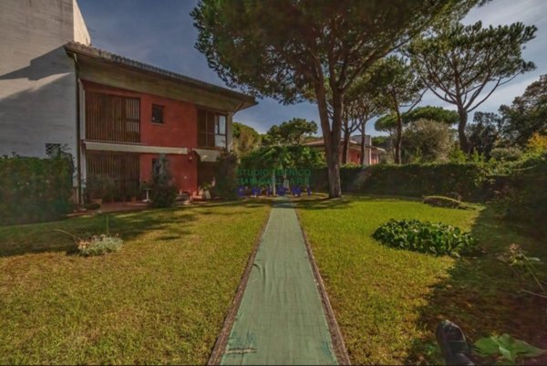 casa indipendente in vendita a Massa in zona Poveromo