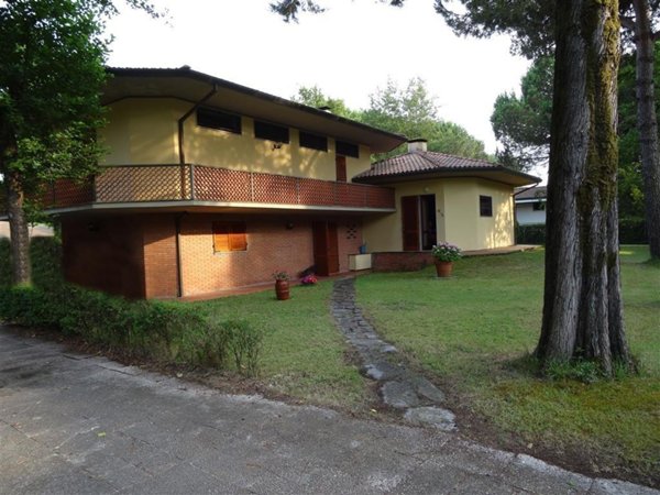 casa indipendente in vendita a Massa in zona Marina dei Ronchi