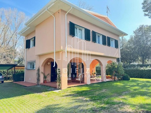 casa indipendente in vendita a Massa in zona Marina dei Ronchi