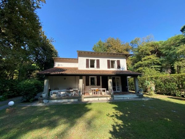 casa indipendente in vendita a Massa in zona Poveromo