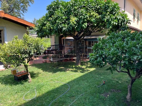 casa indipendente in vendita a Massa