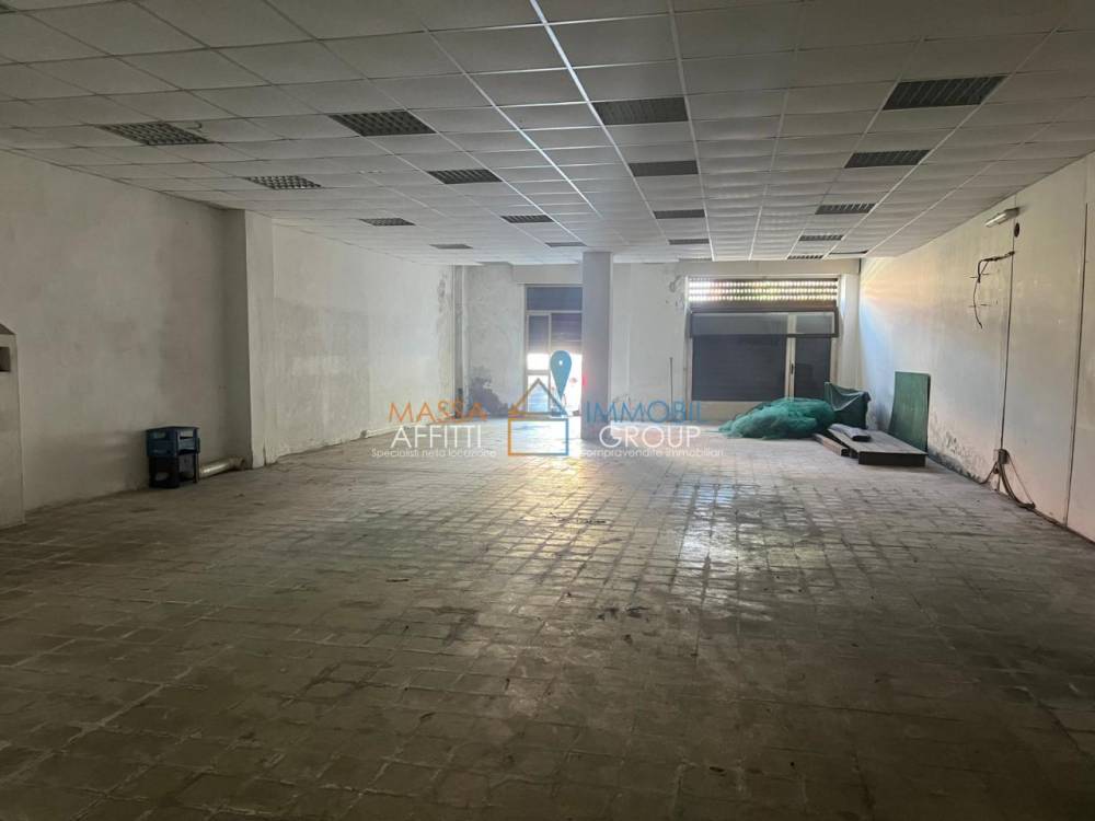locale di sgombero in vendita a Massa in zona Quercioli
