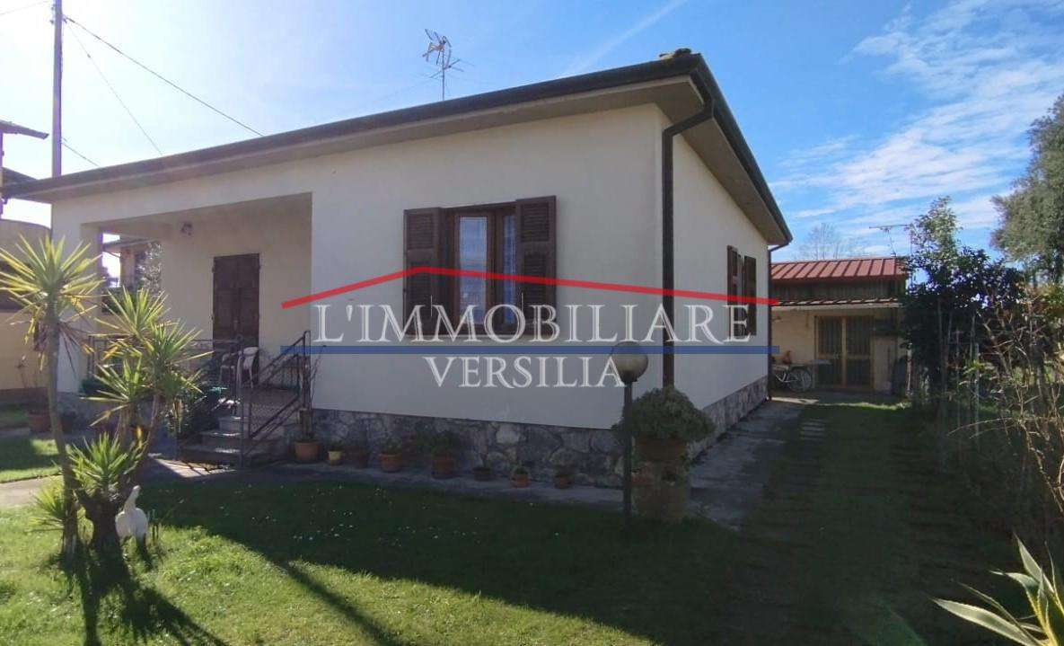 casa indipendente in vendita a Massa in zona Marina dei Ronchi