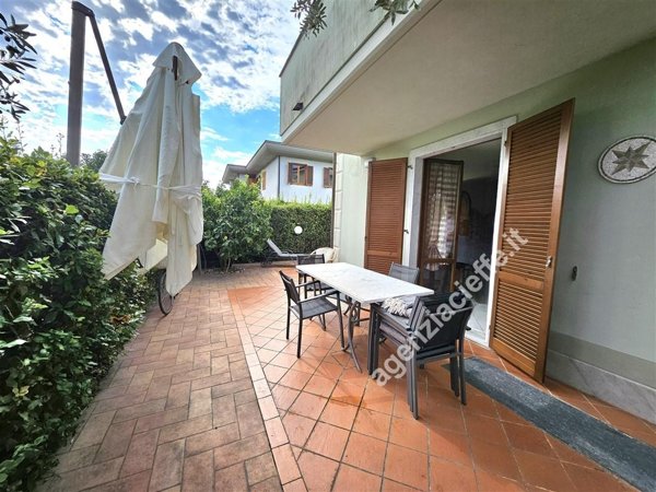 casa indipendente in vendita a Massa in zona Marina di Massa