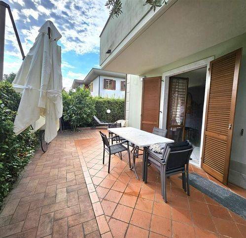 casa indipendente in vendita a Massa in zona Marina di Massa