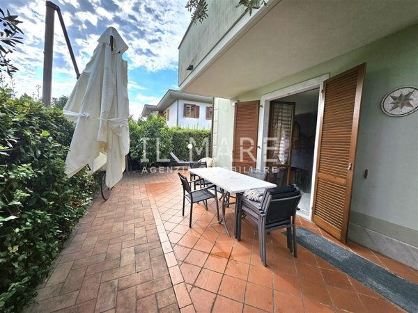 casa indipendente in vendita a Massa in zona Marina di Massa