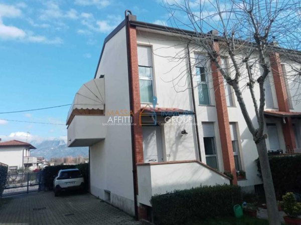 casa indipendente in vendita a Massa in zona Marina dei Ronchi
