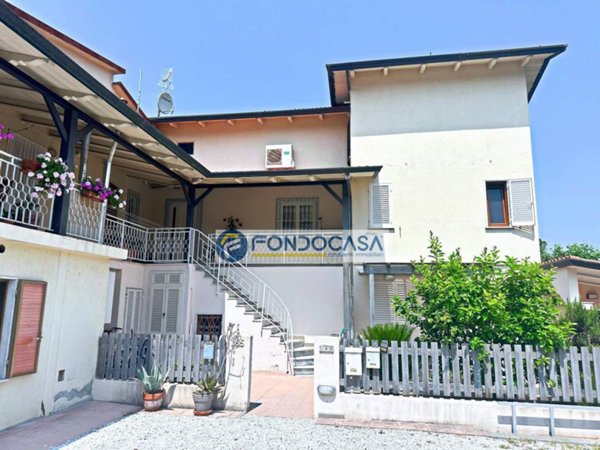 appartamento in vendita a Massa in zona Marina di Massa