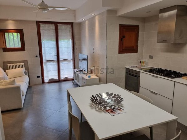 casa indipendente in vendita a Massa in zona Marina dei Ronchi