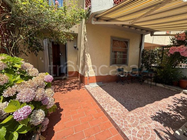 casa indipendente in vendita a Massa in zona Marina di Massa