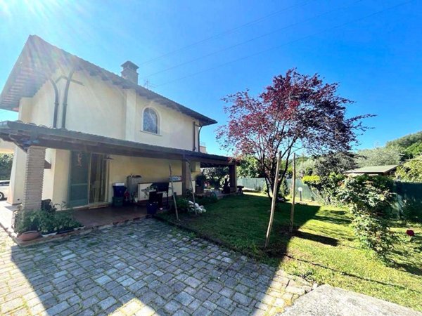 casa indipendente in vendita a Massa in zona Candia