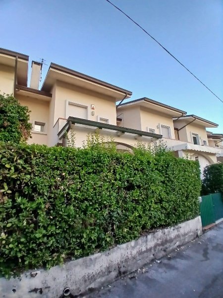 casa indipendente in vendita a Massa in zona Marina dei Ronchi