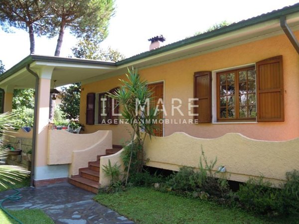 casa indipendente in vendita a Massa in zona Poveromo