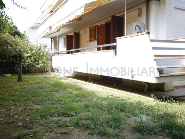 appartamento in vendita a Massa in zona Marina di Massa