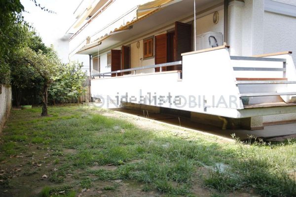 appartamento in vendita a Massa in zona Marina di Massa