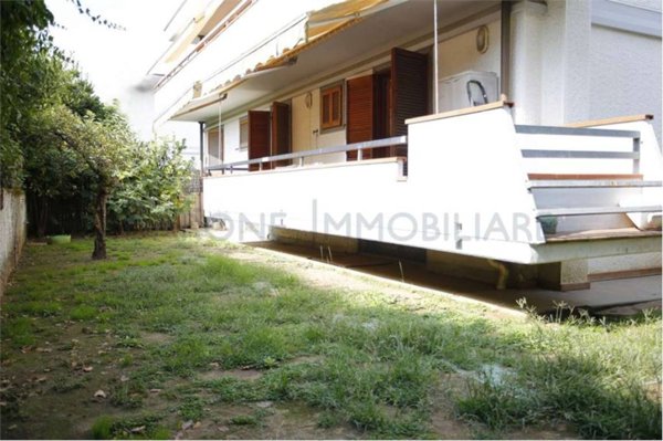 appartamento in vendita a Massa in zona Marina di Massa