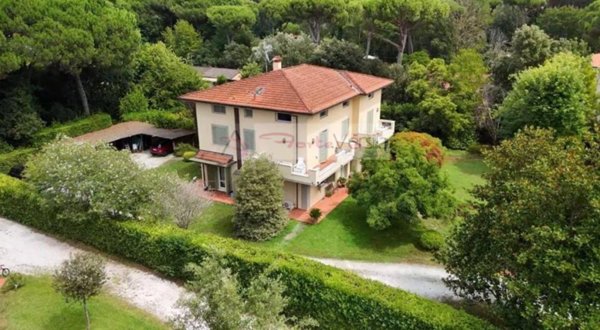 casa indipendente in vendita a Massa in zona Marina dei Ronchi