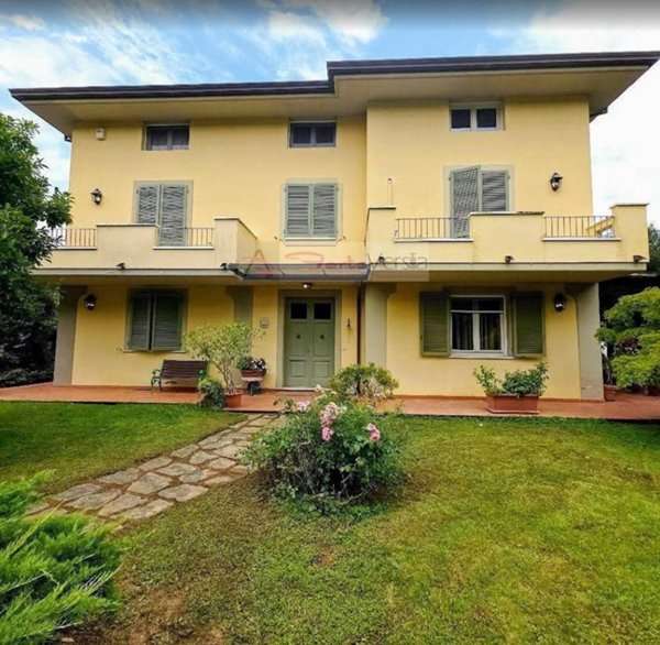 casa indipendente in vendita a Massa in zona Marina dei Ronchi