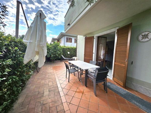 casa indipendente in vendita a Massa in zona Marina di Massa