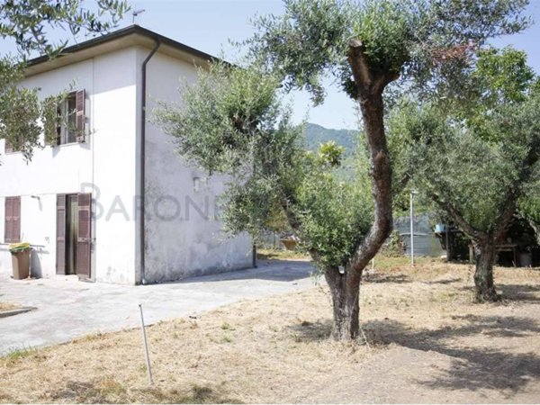 casa indipendente in vendita a Massa in zona Romagnano
