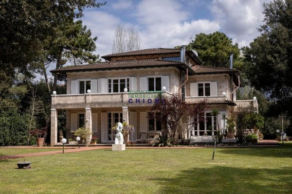 casa indipendente in vendita a Massa in zona Marina dei Ronchi