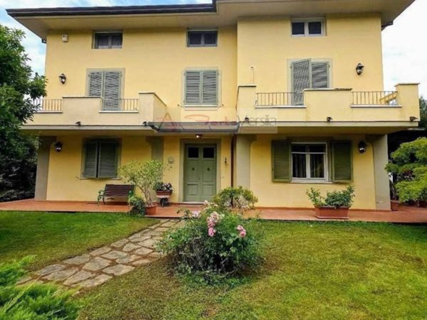 casa indipendente in vendita a Massa in zona Marina dei Ronchi